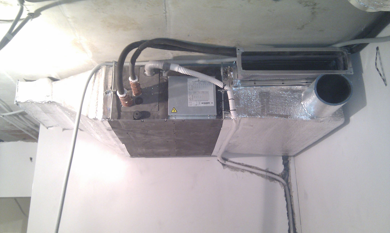 Припливна вентиляція забезпечує свіже повітря та регулює вологість для здорового мікроклімату.