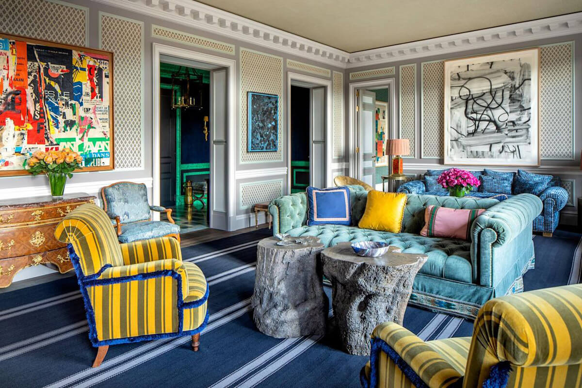 Елегантна вітальня: сірий диван і жовті штори – гармонійне поєднання кольорів.