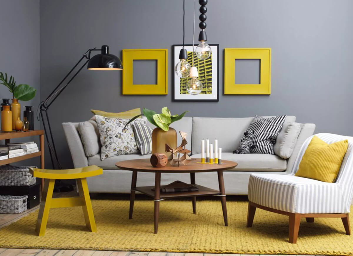 Затишна сіро-жовта спальня: сіра постіль з жовтими подушками для комфорту.