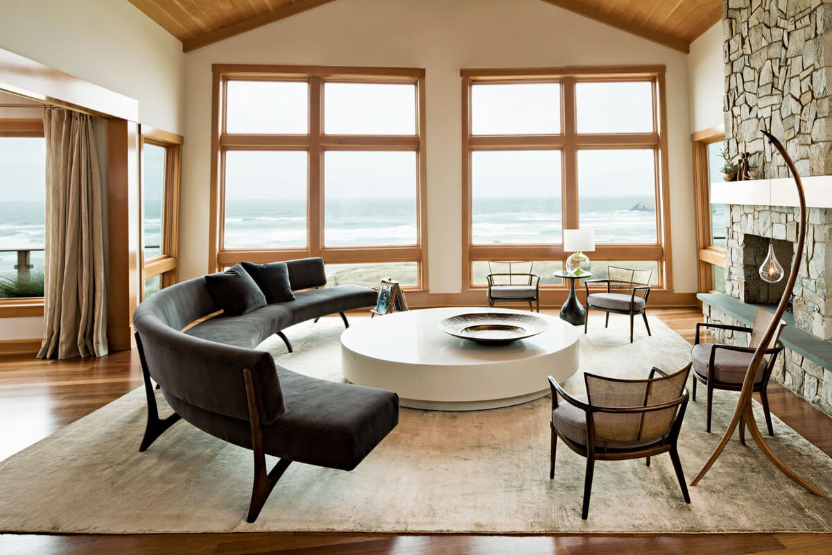 Симетричний дизайн вітальні: камін, дзеркала, м'які меблі для гармонії.