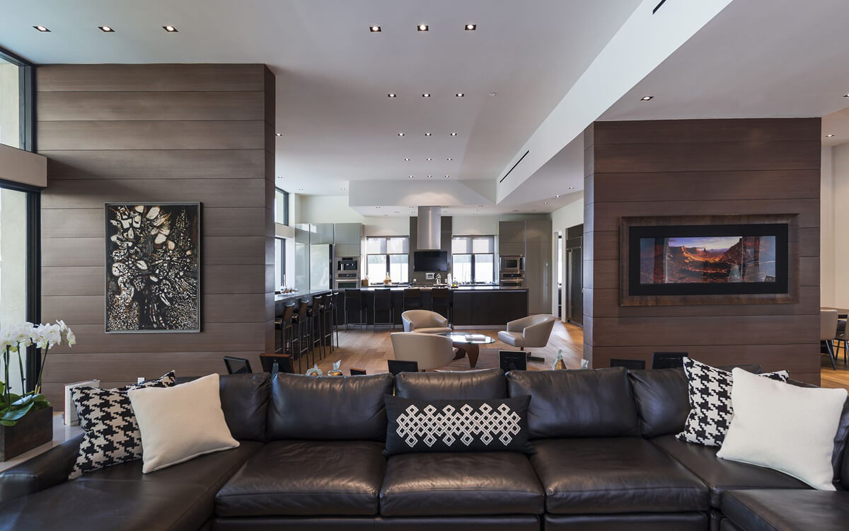 Симетрична спальня 2026: тумбочки, лампи, картини над ліжком - візуальний баланс.