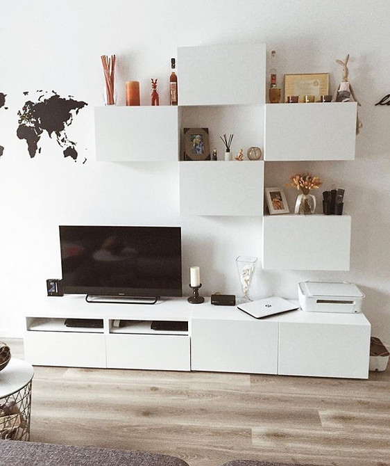 BESTA: Тепло Дерева BESTA від IKEA з дерев'яними елементами для теплої атмосфери у вітальні.