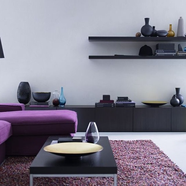 BESTA: Стиль та Зручність Система зберігання BESTA у вітальні: скандинавський стиль та організація простору для телевізора.