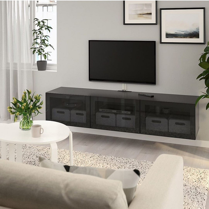 BESTA: відкриті полиці Відкриті полиці BESTA IKEA для декору та книг у вітальні, темні меблі.