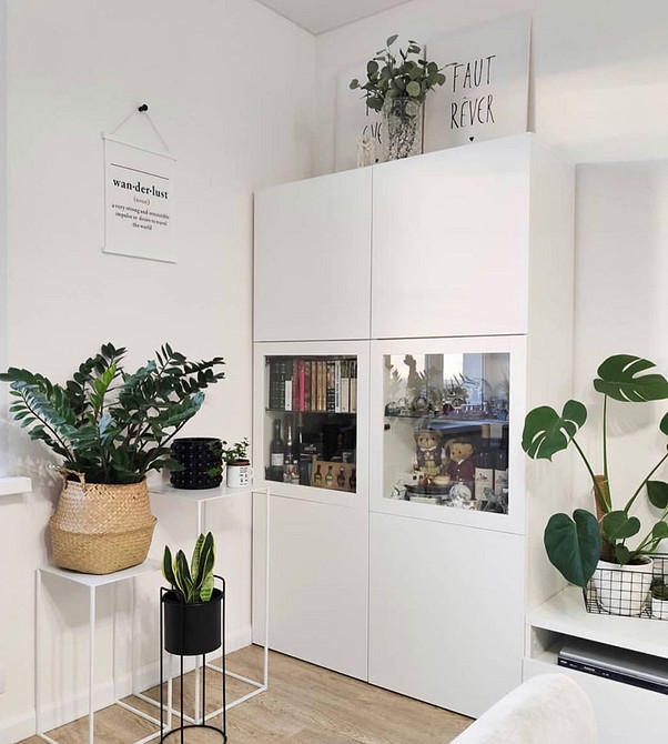 BESTA: стінка у вітальню Стінка BESTA IKEA у вітальні: елегантні меблі з матовими фасадами, системи зберігання.