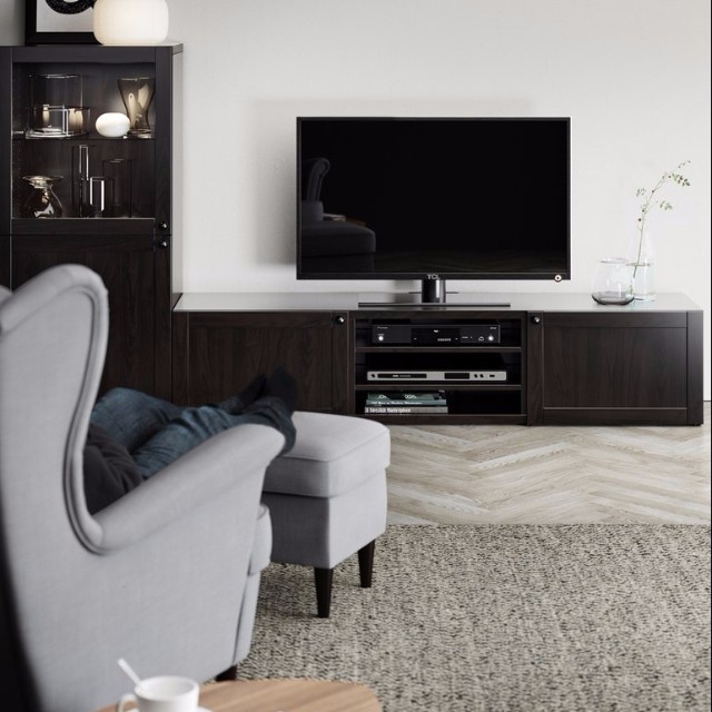 BESTA: елегантний інтер'єр Система BESTA IKEA в інтер'єрі: елегантне рішення для вітальні, меблі з матовими фасадами.