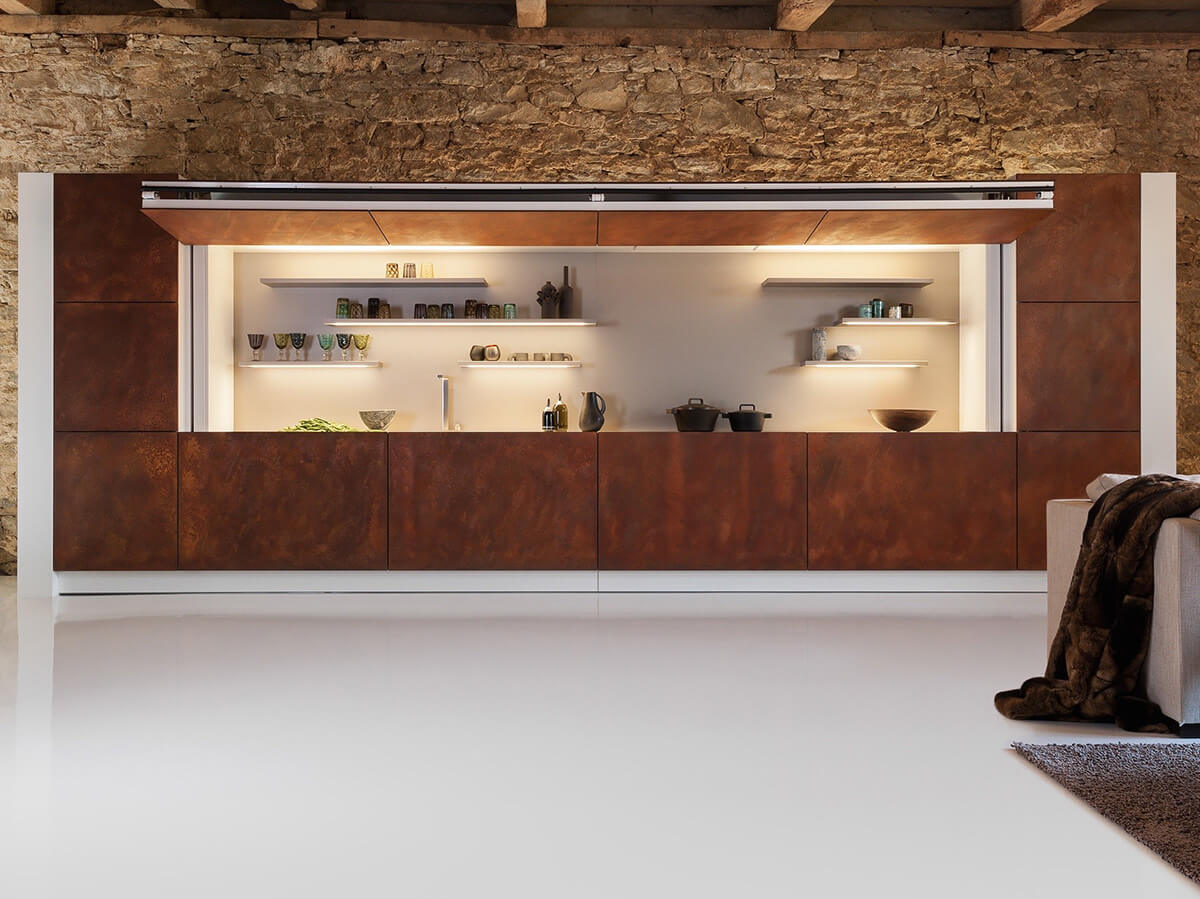 Дерев'яна прихована кухня Сучасна прихована кухня з дерев'яними панелями, що маскують обладнання, ідеальна для дому.