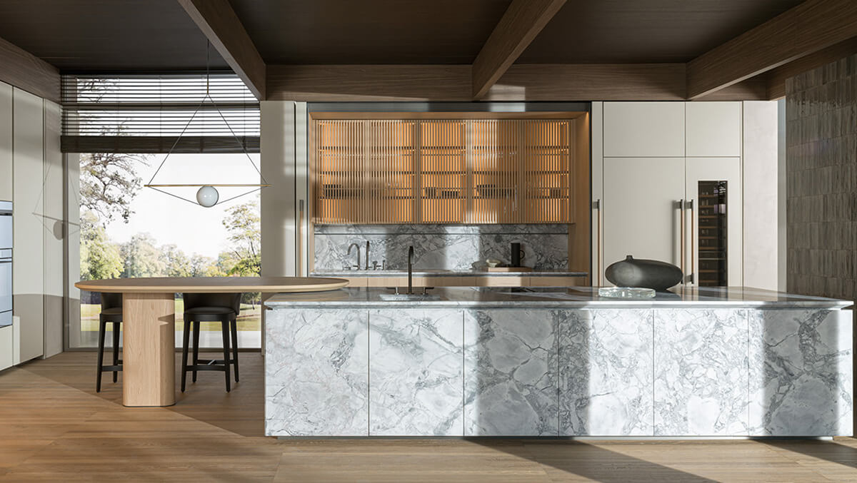 Мінімалізм: кухня-невидимка Мінімалістична прихована кухня з білими шафами без ручок, інтегрована в стіну квартири.