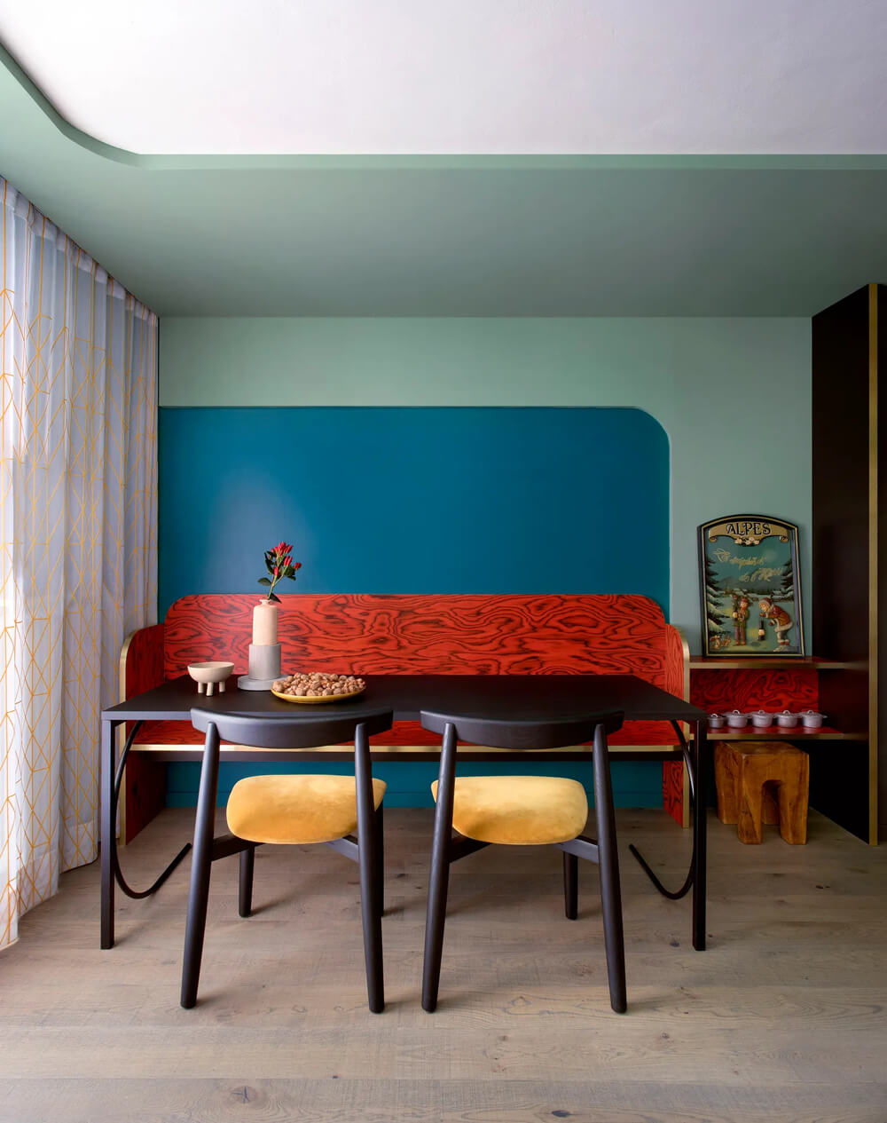 Дизайн двокімнатної квартири з відкритим плануванням: кухня об'єднана з вітальнею.