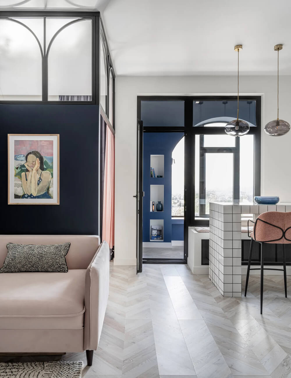 Елегантна вітальня Світла вітальня в елегантному інтер'єрі двокімнатної квартири з акцентом на комфорт.