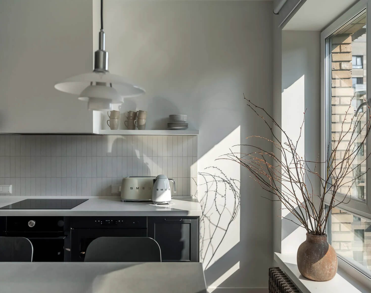 Акцентні кольори Стильний дизайн двокімнатної квартири з акцентними кольорами та меблями.