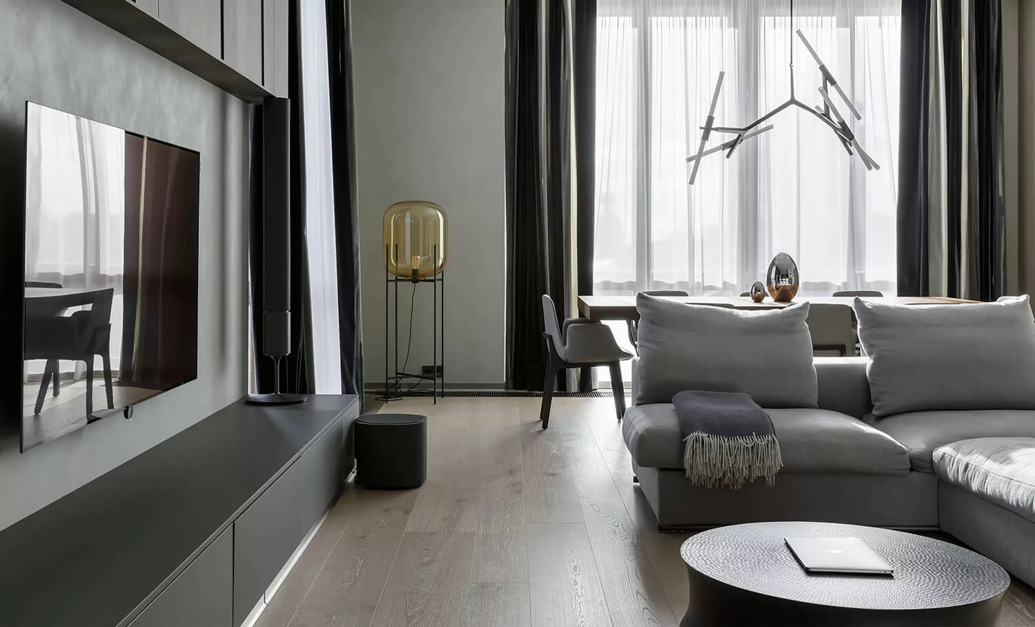 Інтер'єр двокімнатної квартири з акцентом на деталі та індивідуальність простору.