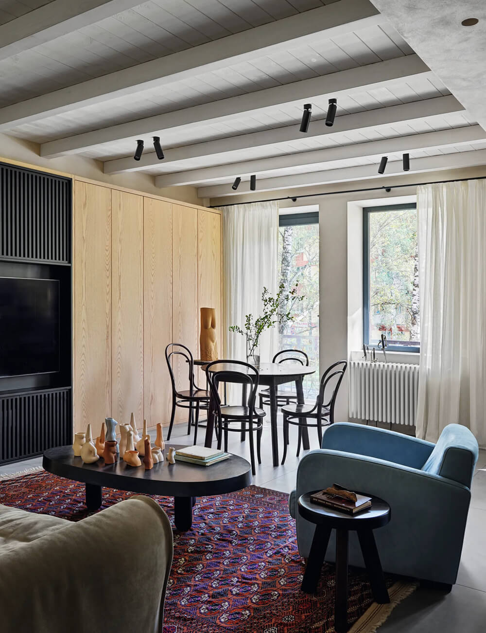 Зонування простору Функціональне зонування кухні-вітальні в двокімнатній квартирі для максимальної зручності.