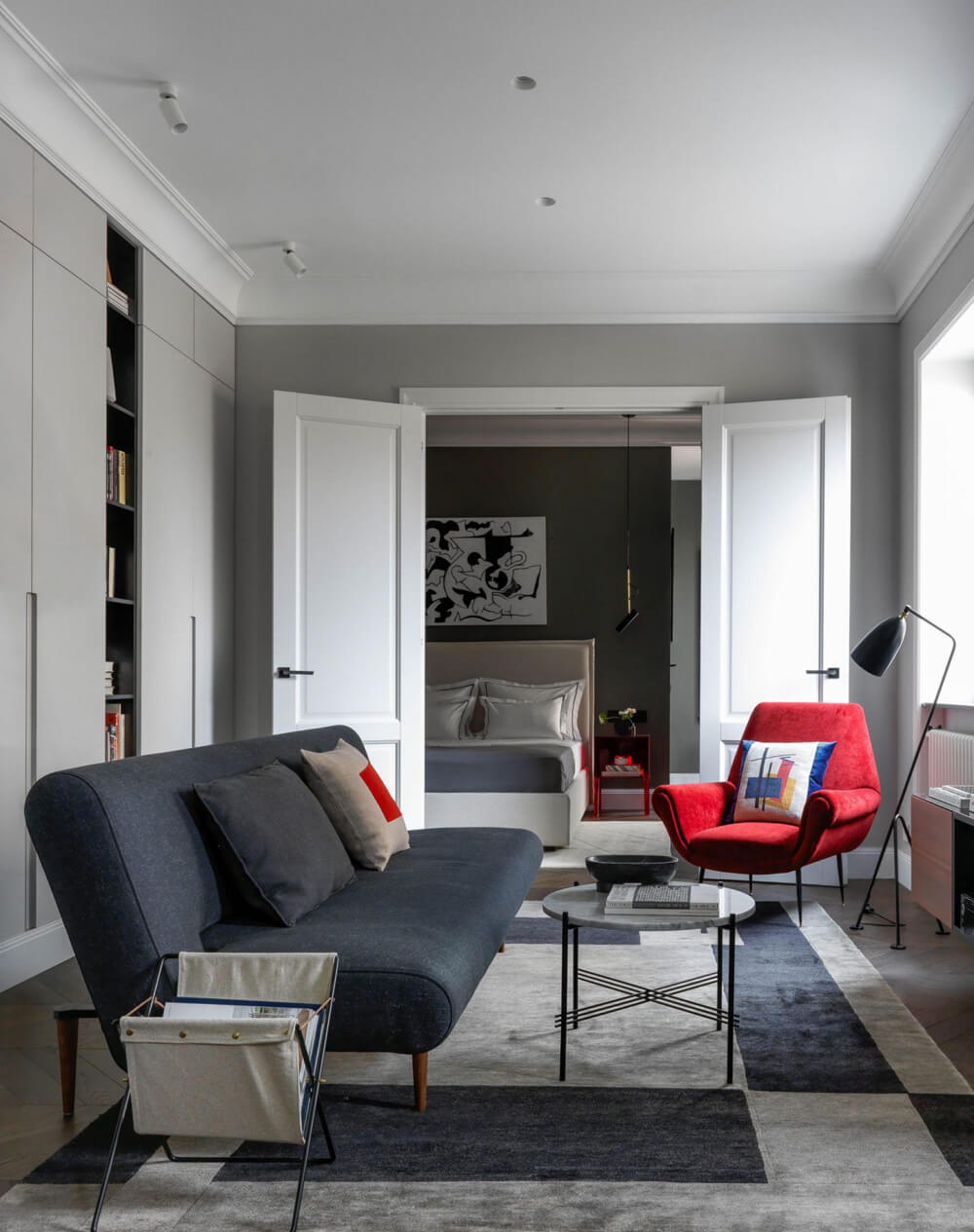 Елегантний інтер'єр двокімнатної квартири: продумане освітлення, декоративні елементи, стиль.