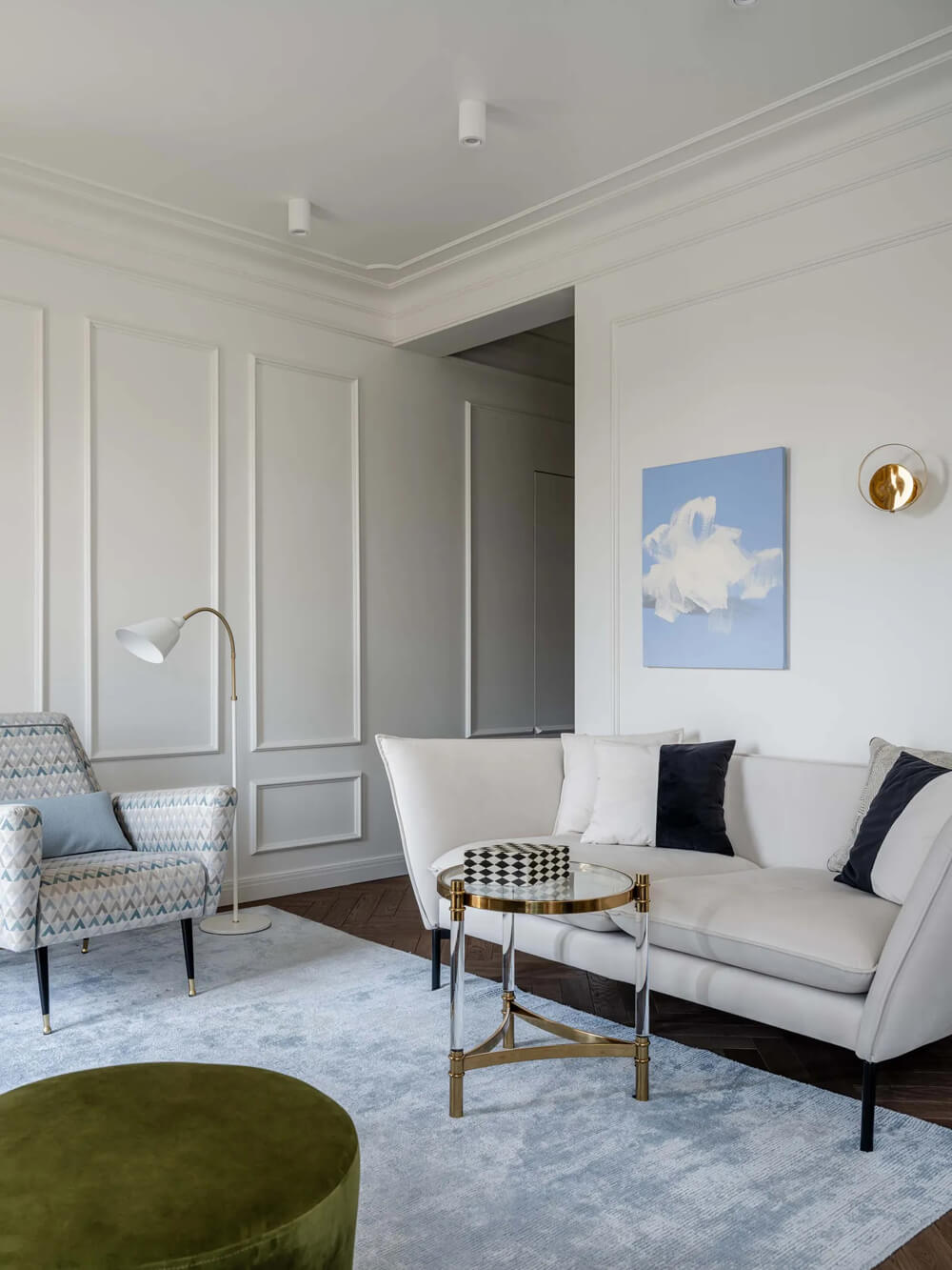 Вітальня з акцентом Сучасний дизайн двокімнатної квартири 2026: світла вітальня з акцентним декором.