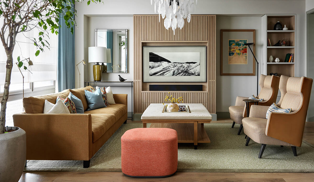 Інтер'єр спальні в бохо стилі: ліжко з балдахіном, подушки та килим з бахромою.