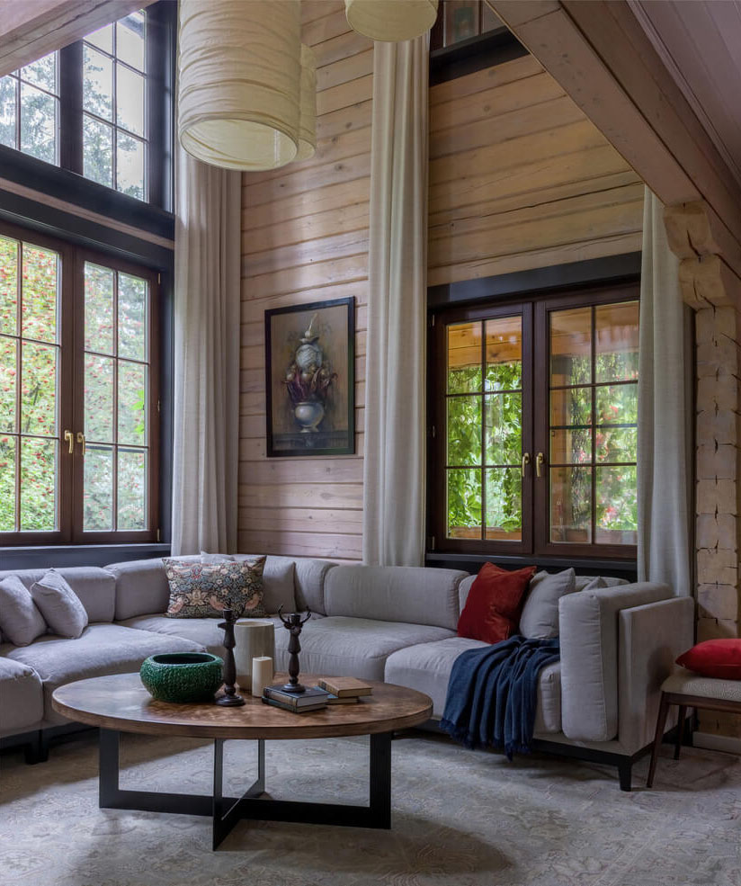 Бохо стиль в інтер'єрі: свічки, книги, кошики та килими на підлозі.