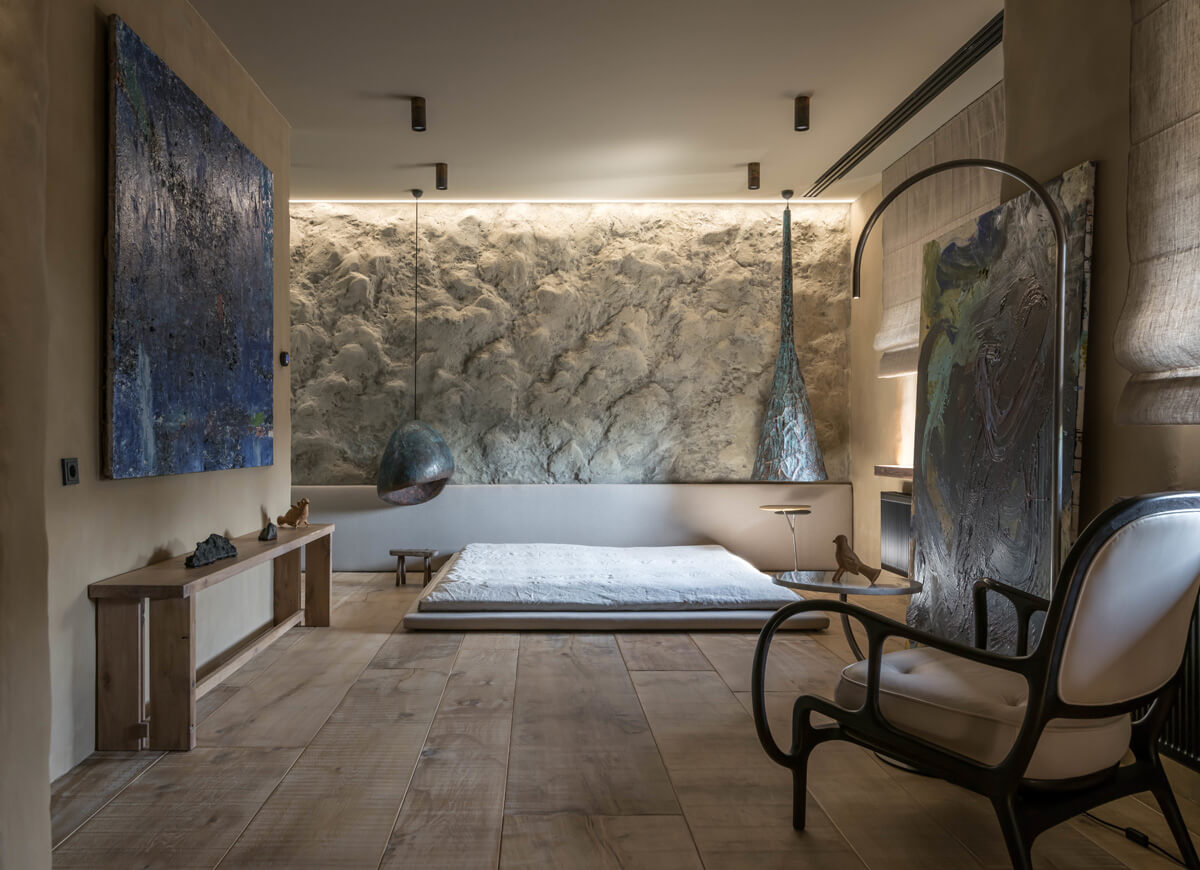 Декор вабі-сабі Декор вабі-сабі: старий дерев'яний стілець і керамічна ваза з гілкою.