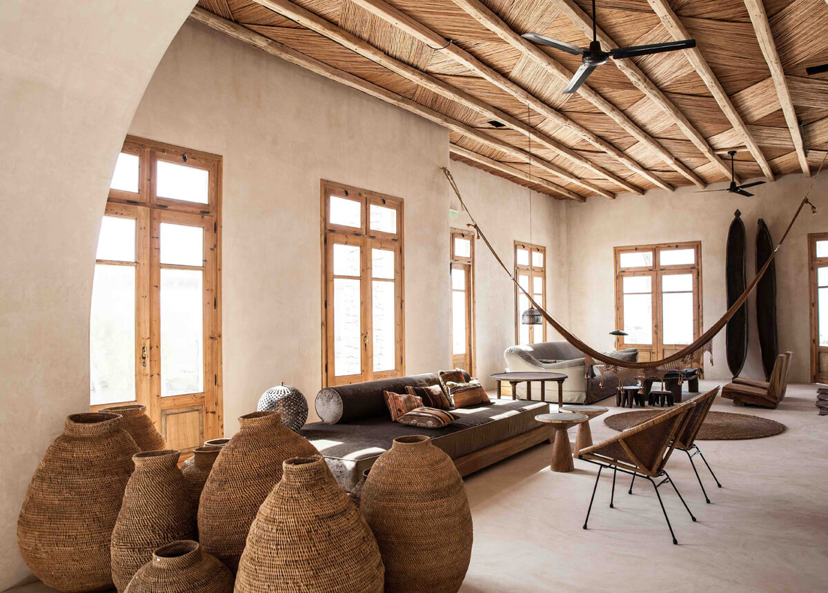 Кухня вабі-сабі Вабі-сабі кухня з дерев'яними шафами та кам'яною мийкою: простота і функціональність.