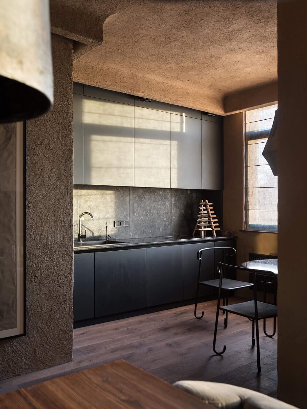 Вабі-сабі інтер'єр Інтер'єр вабі-сабі: стіни з грубою штукатуркою та дерев'яні меблі 2026.