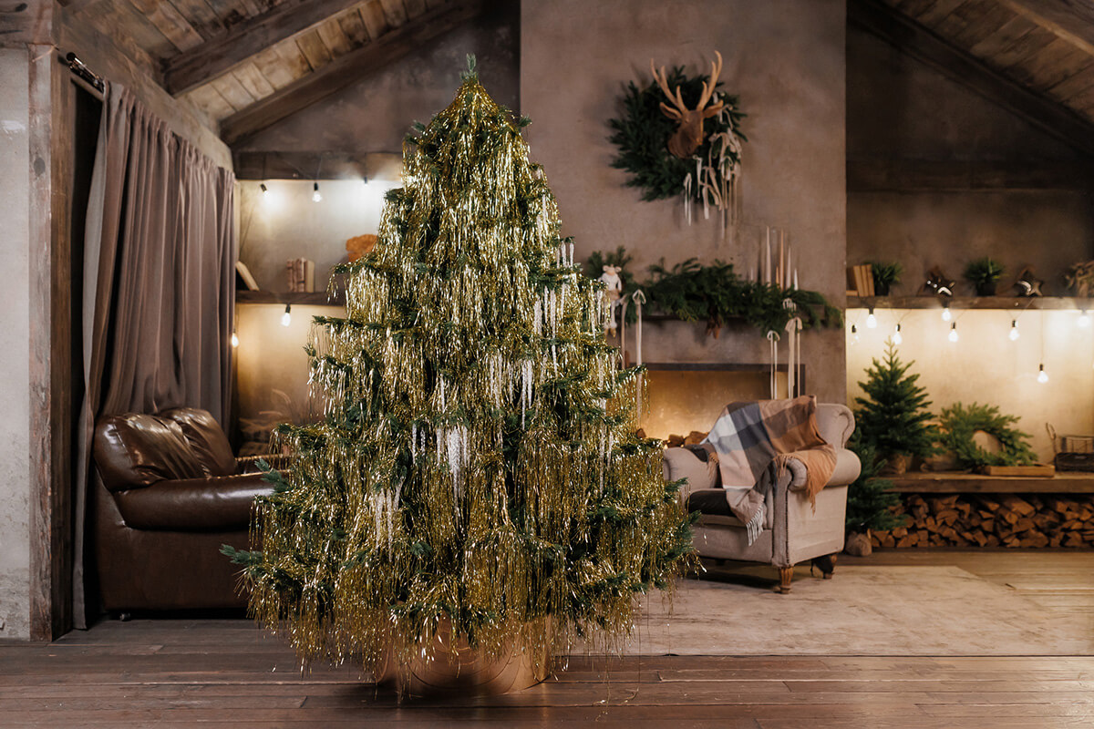 Затишний новорічний інтер'єр 2026-2027 з натуральним декором та дерев'яними прикрасами.