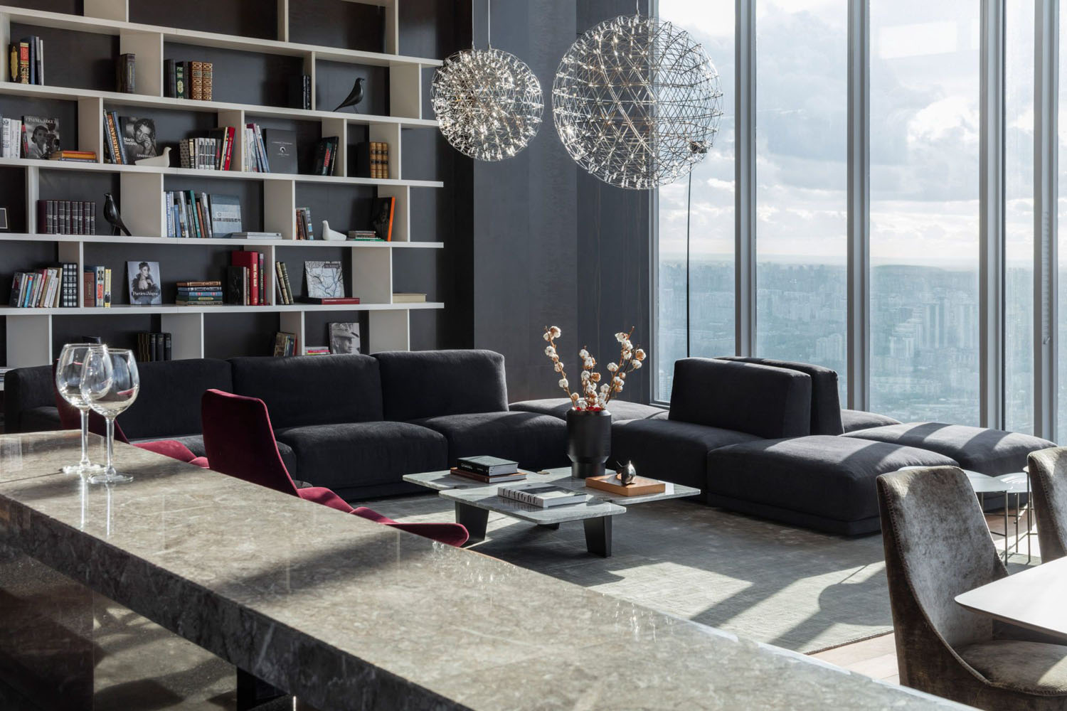 Глянець у вітальні Глянцеві акценти у вітальні 2026, що відповідають правилу 60/30/10 для балансу.