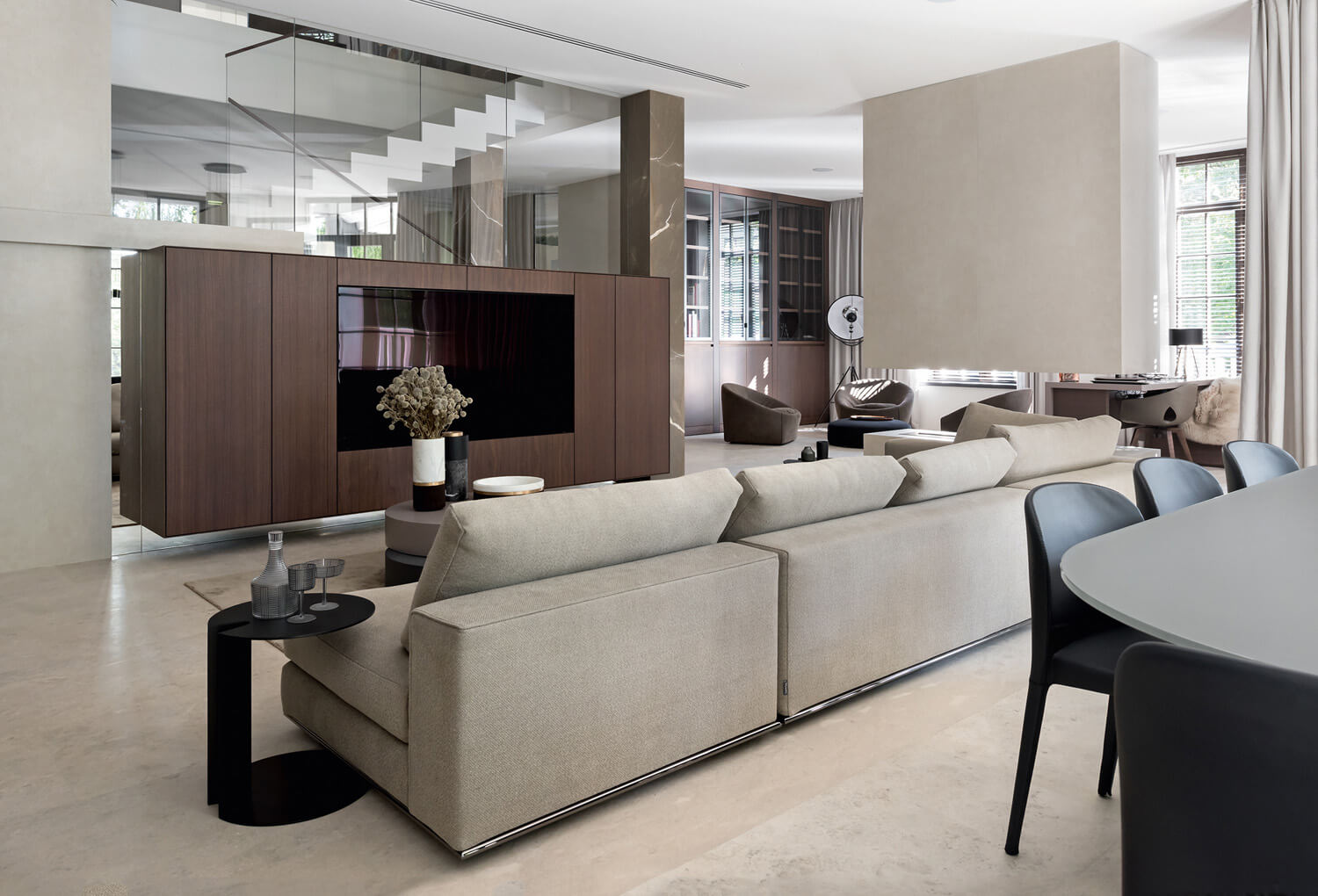 Елегантний дизайн кухні-вітальні 2026 з каміном та дерев'яними елементами.