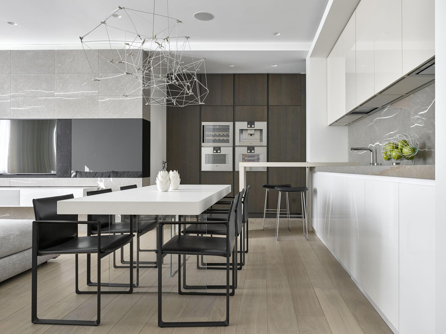 Інтер'єр кухні-вітальні 2026: зонування кольором у приватному будинку.