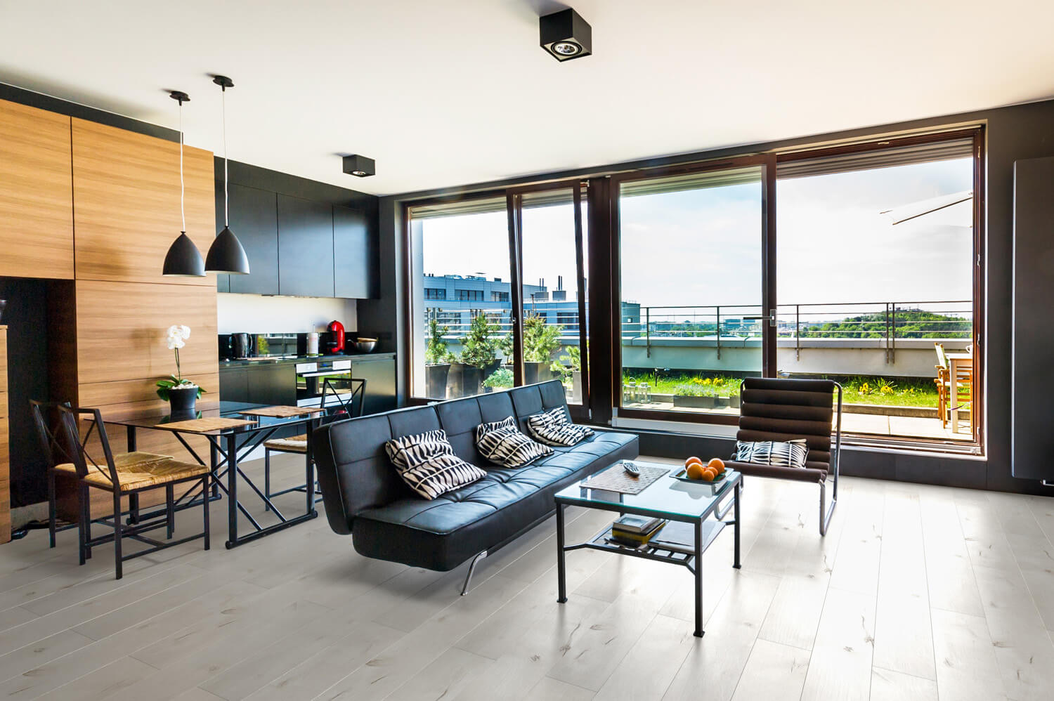 Сучасна кухня-вітальня 2026 з великими вікнами та мінімалізмом у приватному будинку.