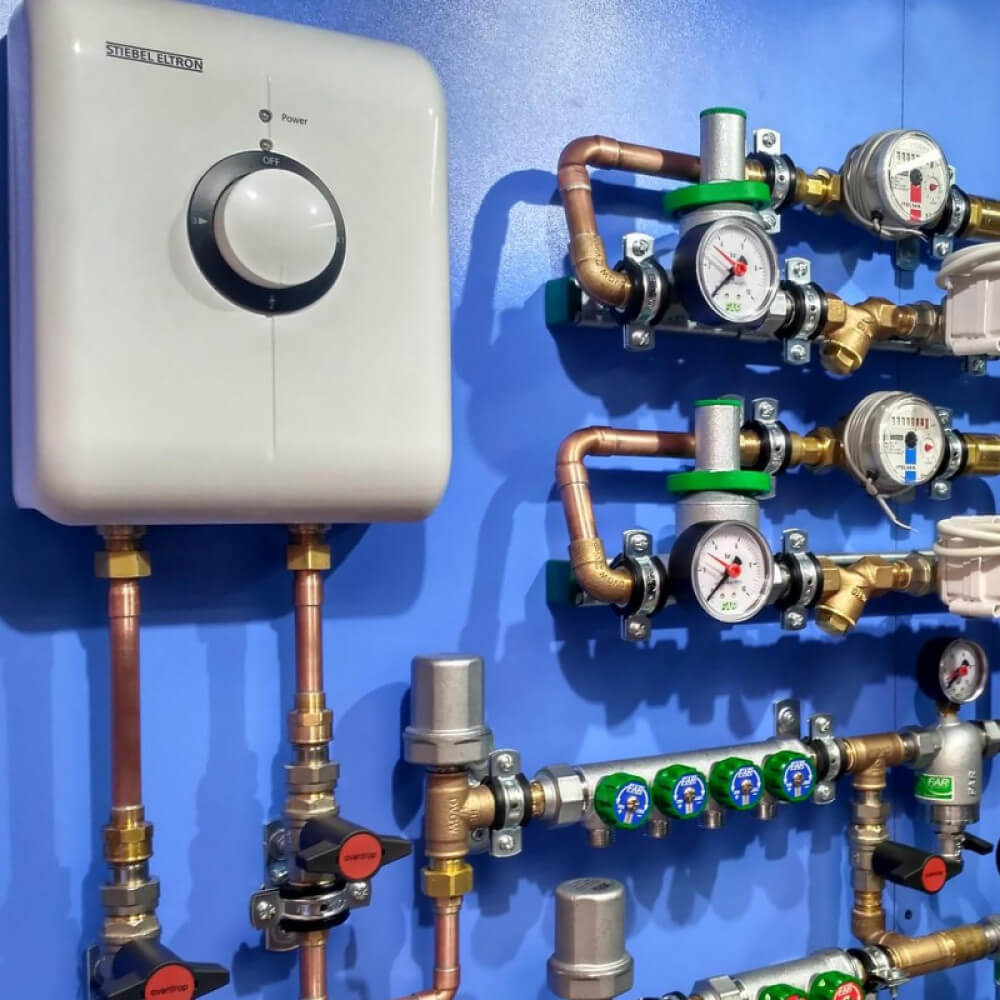 Маскування бойлера у ванній кімнаті: затишний інтер'єр без зайвих деталей 2026.