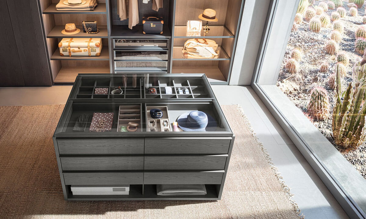 Елегантна висувна система в гардеробі: зручне зберігання одягу, взуття та аксесуарів