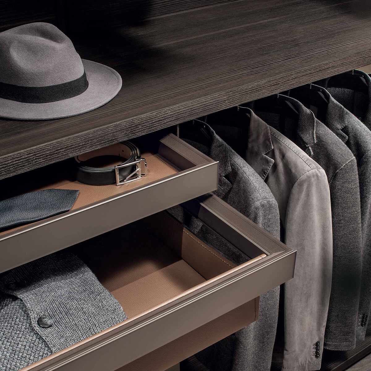 Висувна система у ванній кімнаті для зберігання рушників, косметики та гігієнічних засобів