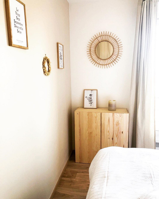 Комод Ікеа Івар, пофарбований у яскравий колір з візерунками, дизайн інтер'єру.