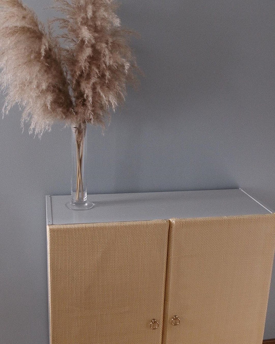 Декор комода Ікеа Івар з використанням дерев'яних планок і нових ручок.