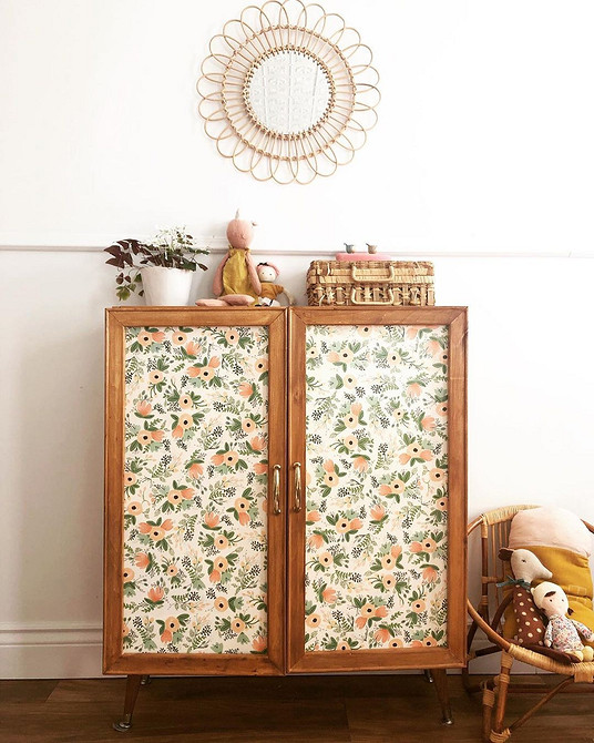 Синій комод Ікеа Івар в оновленому інтер'єрі кімнати, свіжий дизайн.