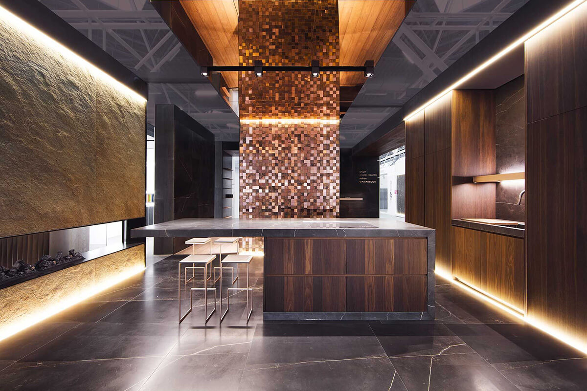 Рідкий метал: акцент Сучасна кімната з акцентною стіною з рідкого металу, індустріальний стиль.