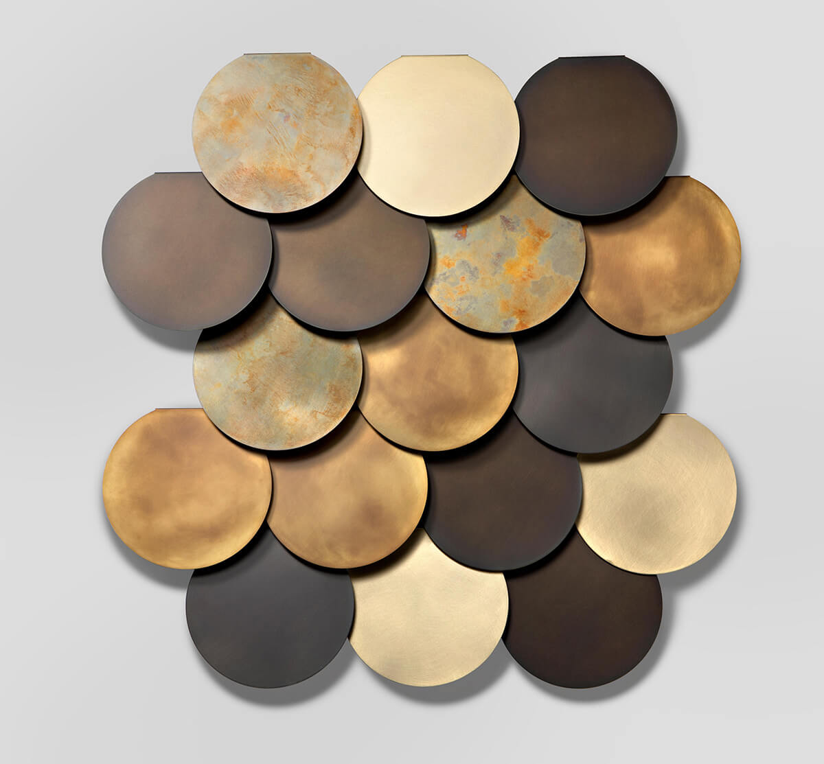 Метал у спальні Розкішна спальня з металевим покриттям стін: елегантні світильники та меблі оздоблені рідким металом.