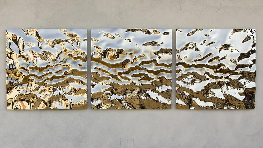 Метал в спальні Елегантна спальня з узголів'ям ліжка, декорованим рідким металом, мінімалізм 2026.