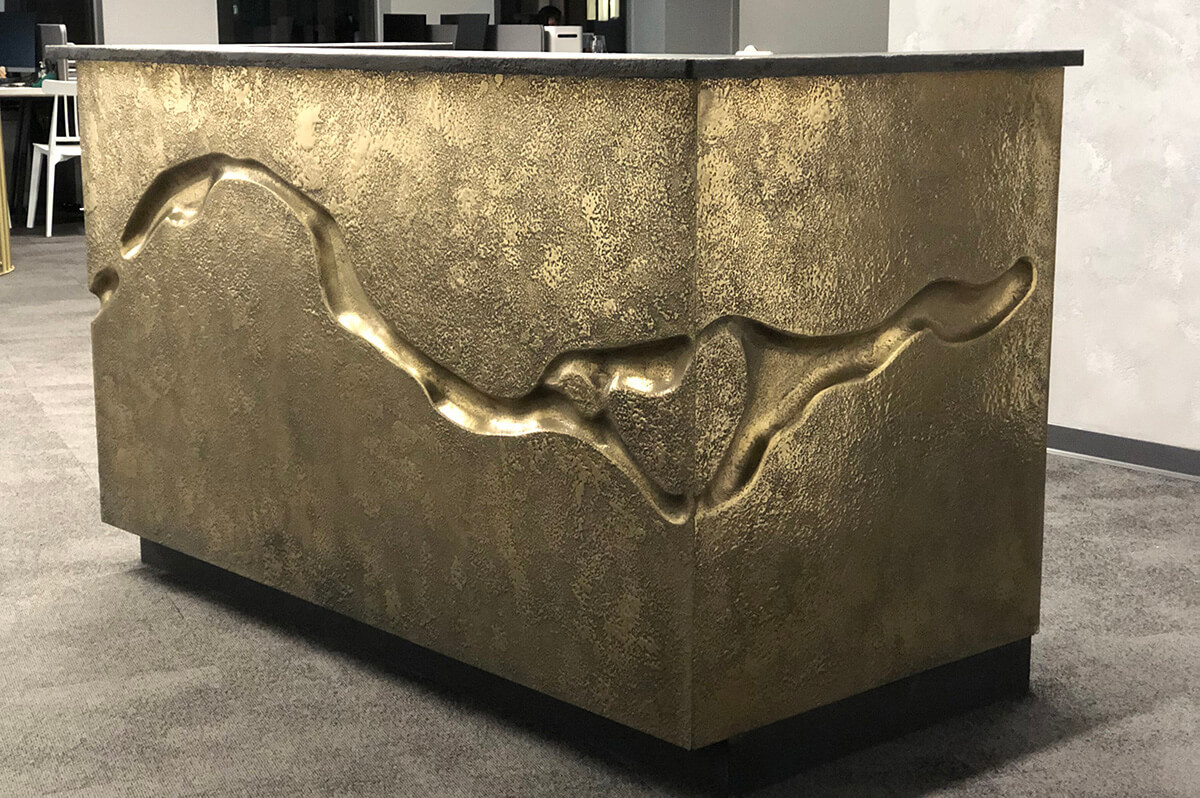 Метал на кухні Стильна кухня з рідким металом: металеві фасади та сучасна техніка в мінімалістичному інтер'єрі.