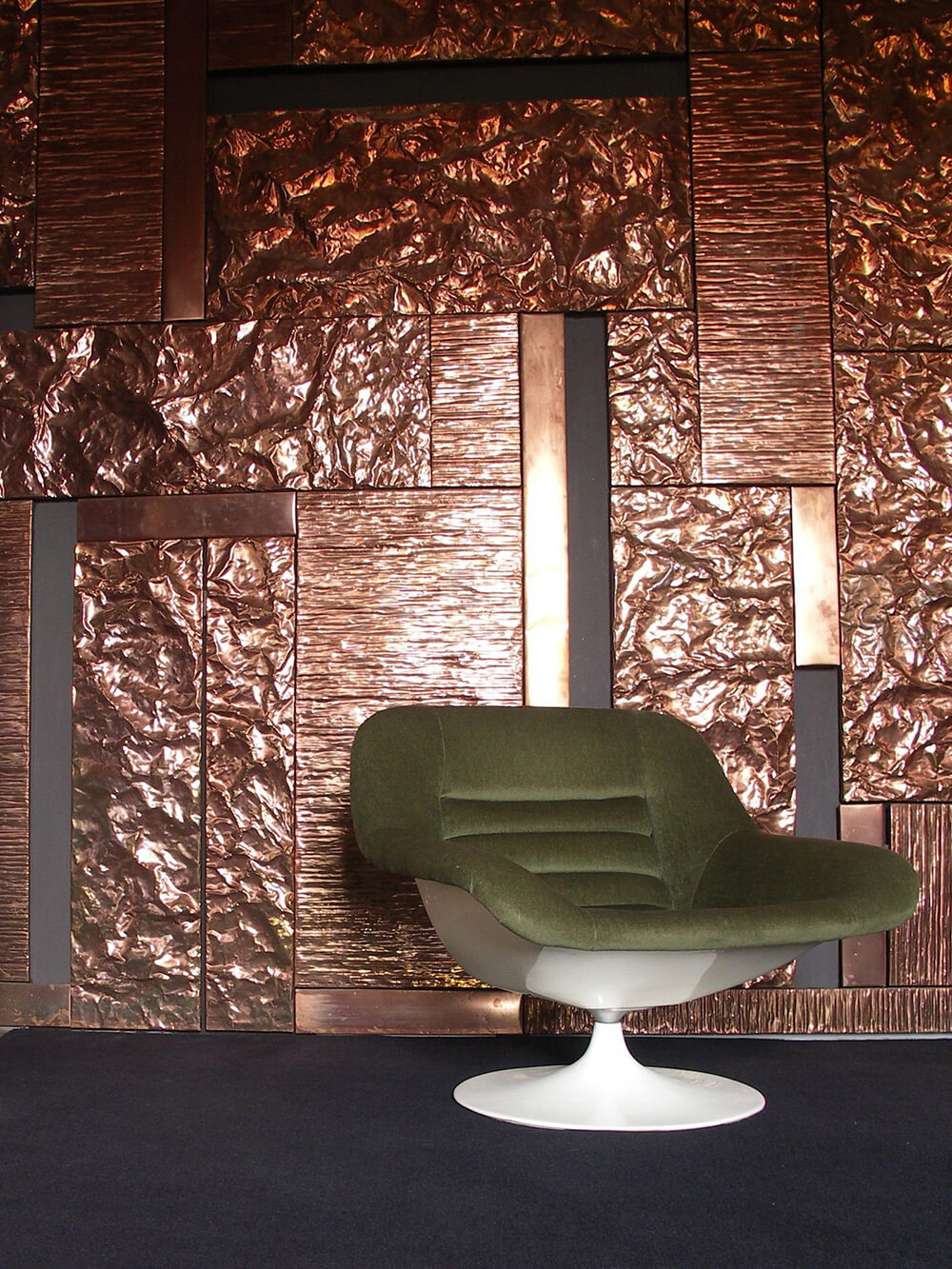 Двері з металу Стильні двері, покриті рідким металом, додають солідності та елегантності вхідній зоні.