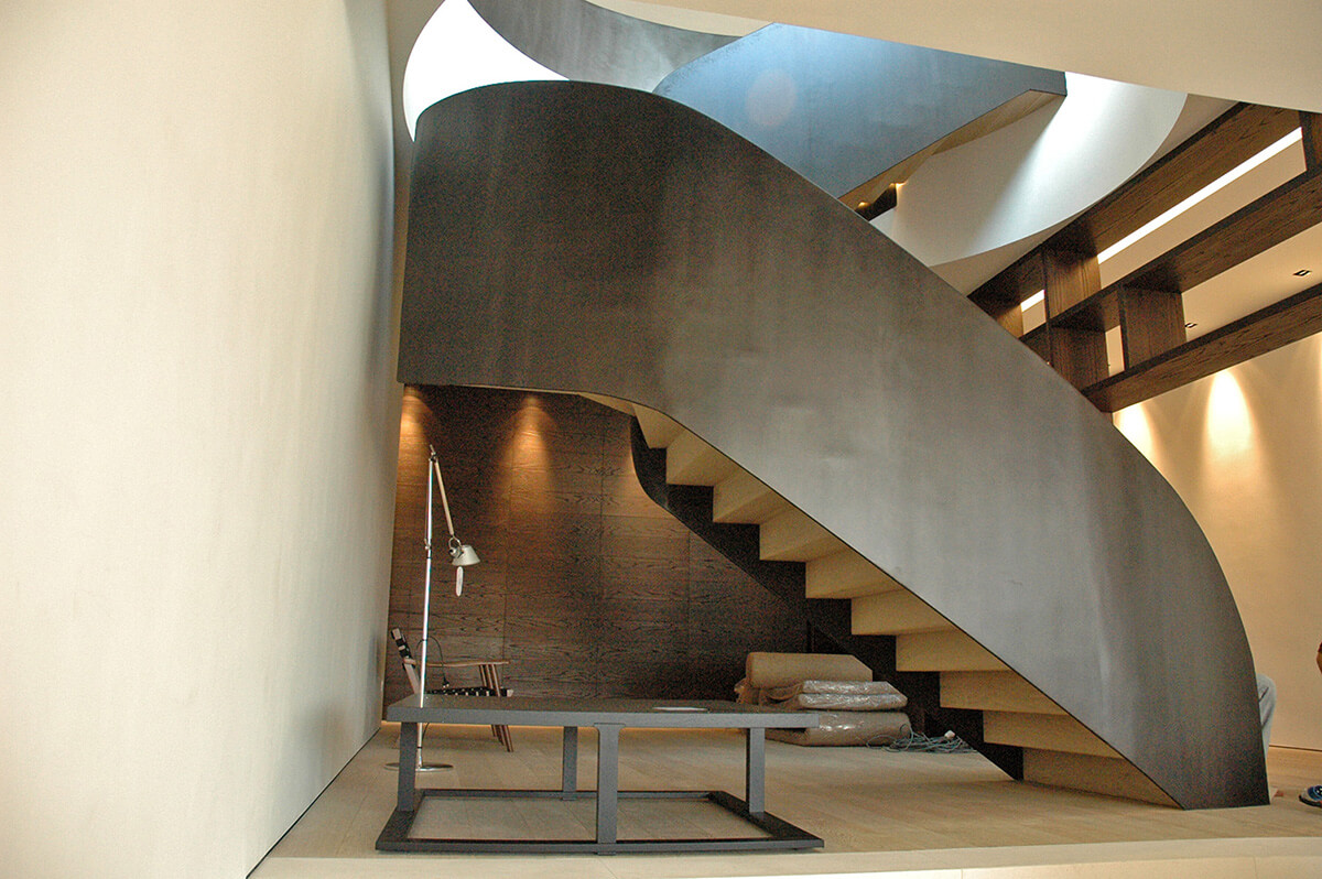 Метал у вітальні Рідкий метал в інтер'єрі вітальні: металеві стіни та акцентне освітлення створюють сучасний вигляд.