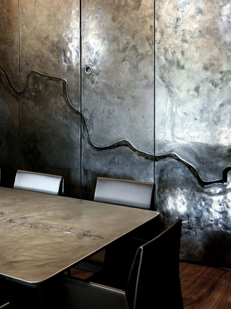 Раковина: рідкий метал Сучасна ванна кімната з металевою раковиною, обробленою рідким металом.