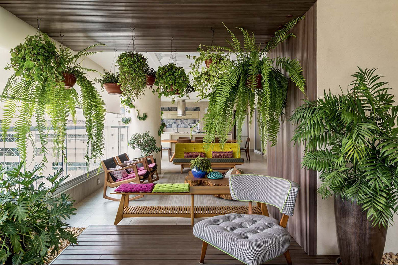 Ідеї озеленення балкону 2026: компактні рослини та зручні меблі для зимового саду.