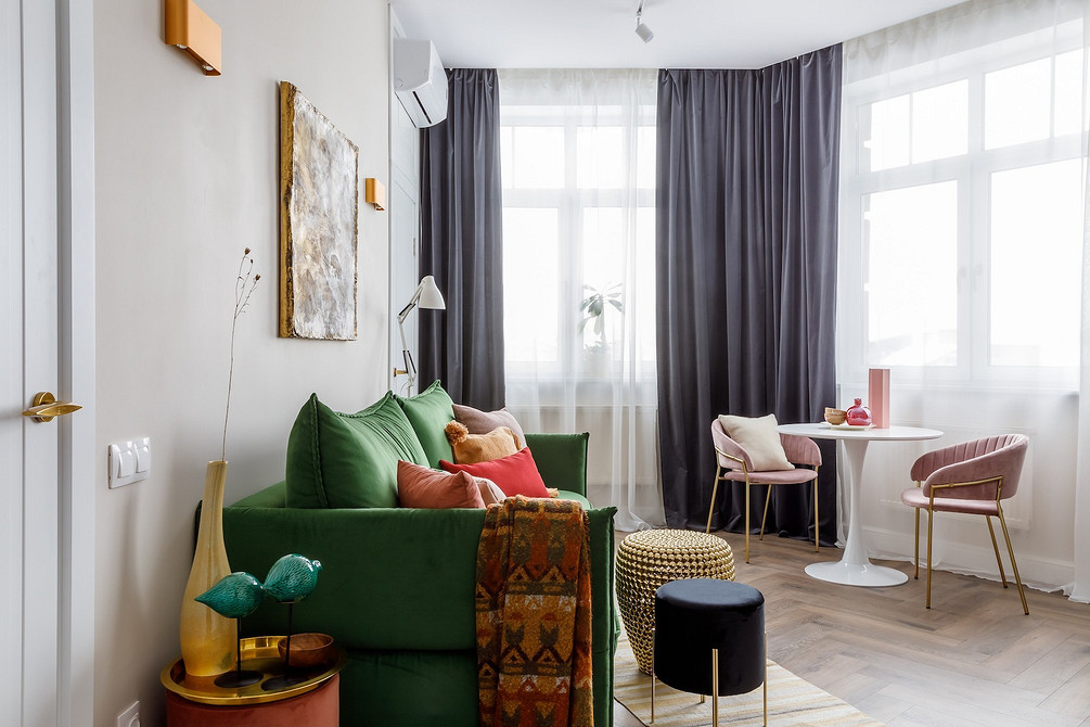 Сучасний металевий та скляний журнальний столик у мінімалістичній вітальні.