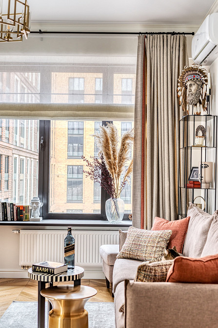 Комплект кавових столиків різних розмірів для вітальні в етнічному стилі.