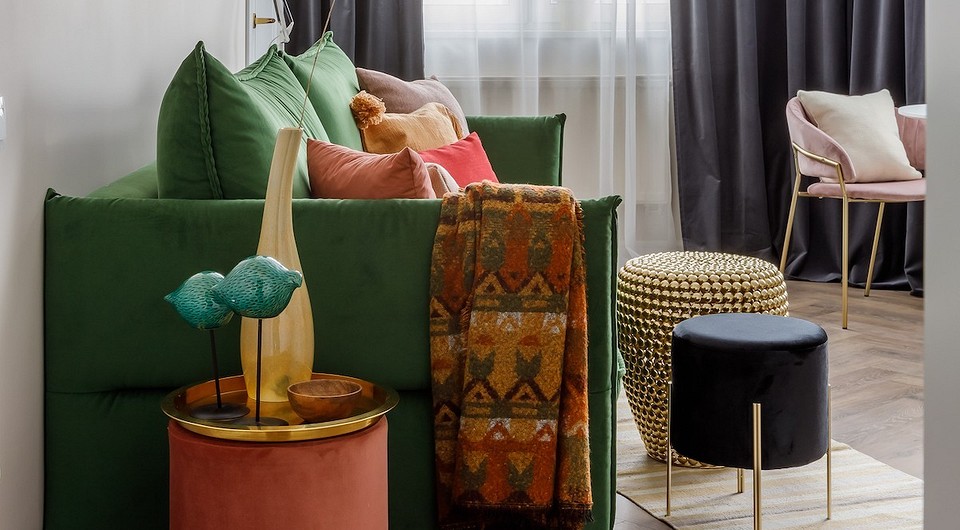 Елегантний дерев'яний журнальний столик у сучасній вітальні, дизайн інтер'єру.