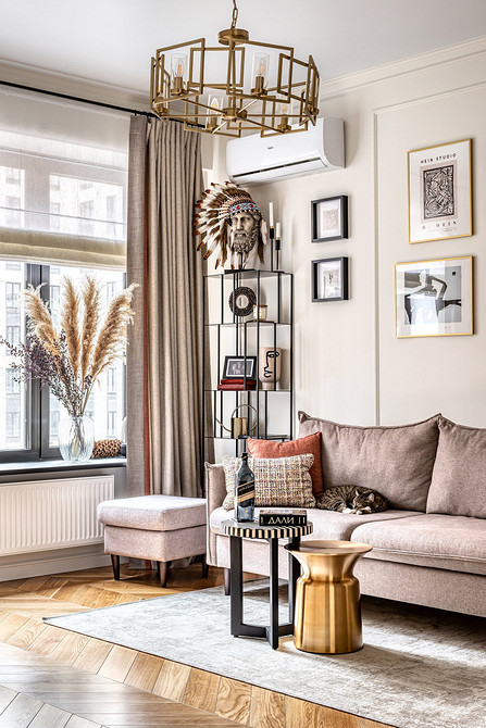 Кавовий столик з металевими ніжками, сучасний дизайн для невеликої квартири.