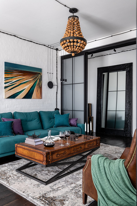 Круглий кавовий столик в етнічному стилі з мармуровим малюнком у вітальні.