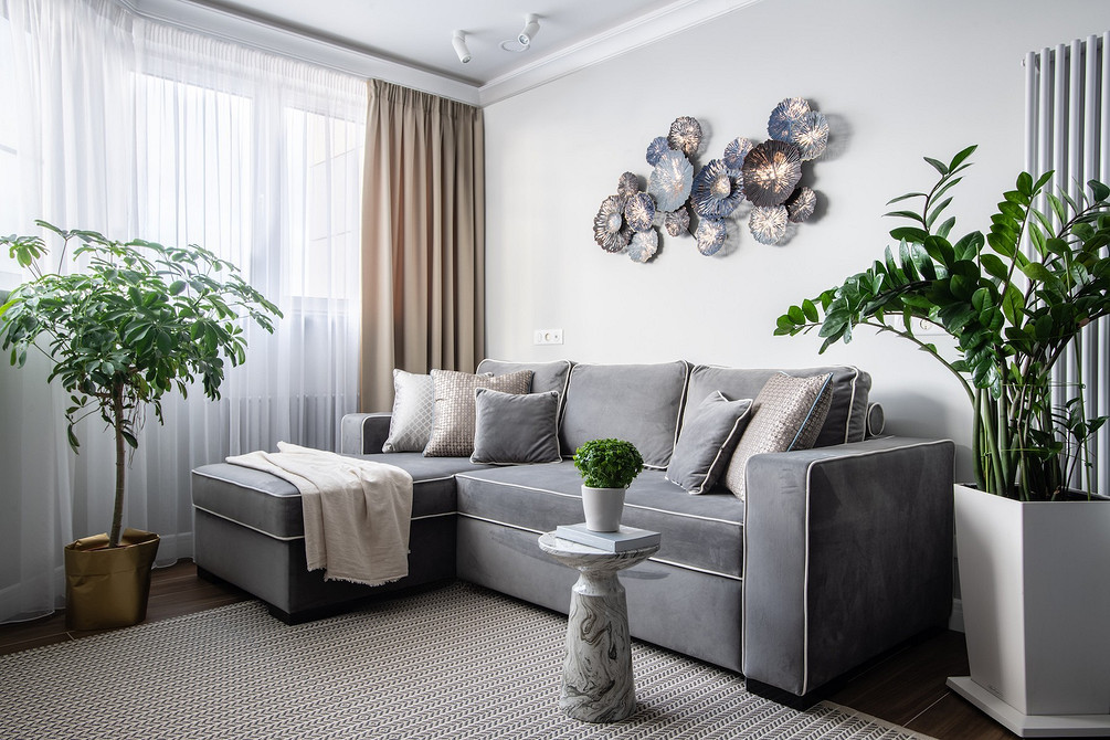 Елегантний кавовий столик в етнічному стилі для натхнення у дизайні вітальні.