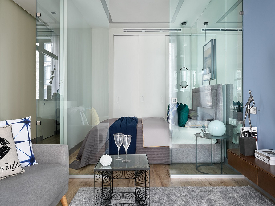 Мінімалістичний журнальний столик з дерева та металу в сучасній вітальні.